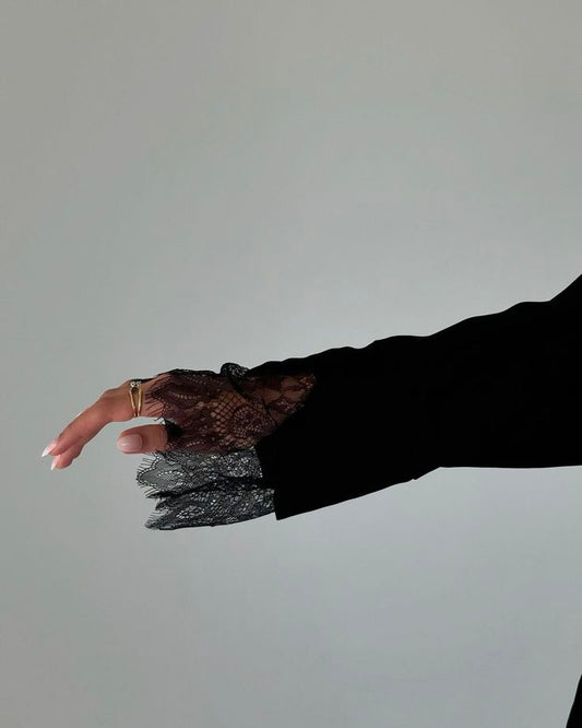 Abaya en velours noir avec dentelle
