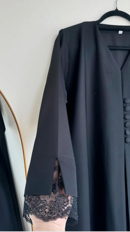 Abaya en velours noir avec dentelle